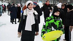 Алексей Текслер с семьей посетил главную ледовую площадку региона