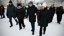 Алексей Текслер с семьей посетил главную ледовую площадку региона