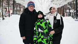 Алексей Текслер с семьей посетил главную ледовую площадку региона