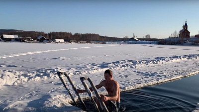В Миассе проходят заплывы в ледяной воде