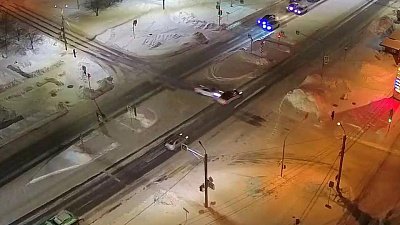 В Челябинске машина после ДТП чуть не сбила пешехода