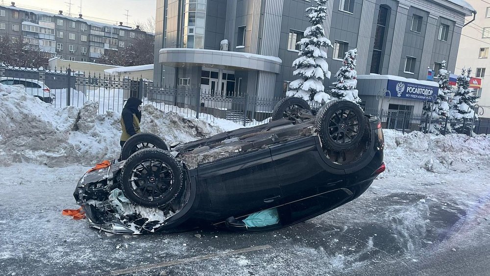 «Мазда» перевернулась в центре Челябинска после наезда на снежный вал