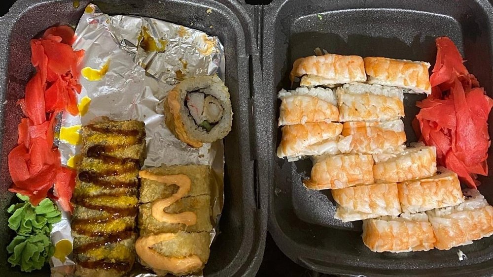 Десятки жителей Чурилово пожаловались на отравление после заказа роллов к новогоднему столу