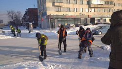 Почти тысяча дворников очищают жилые кварталы Челябинска от снега