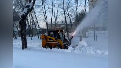 Улицы Челябинска чистят 320 единиц техники и 525 рабочих