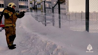 В Челябинске сотрудники МЧС залили каток и горку в одном из дворов
