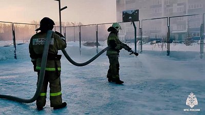 Пожарные по просьбе ребят залили каток во дворе многоэтажки в Челябинске