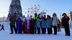 Полицейский Дед Мороз поздравил с Новым годом посетителей главного ледового городка в Челябинске