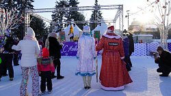 Полицейский Дед Мороз поздравил с Новым годом посетителей главного ледового городка в Челябинске