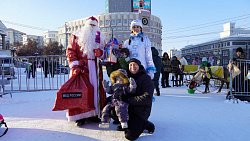 Полицейский Дед Мороз поздравил с Новым годом посетителей главного ледового городка в Челябинске