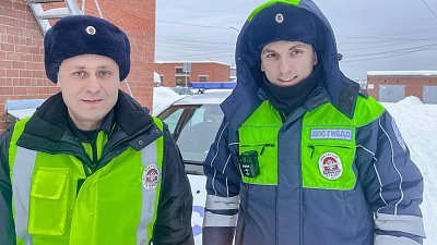 В Миассе сотрудники ГИБДД пришли на помощь роженице