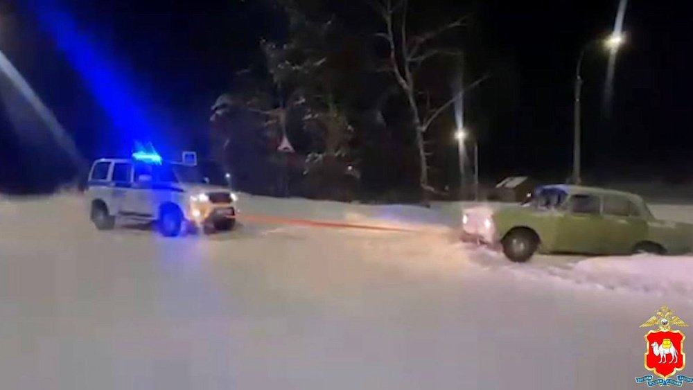 В Челябинской области полицейские помогли застрявшим в сугробах водителям авто