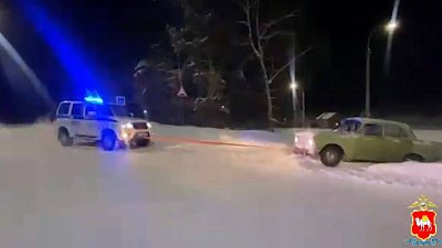 В Челябинской области полицейские помогли застрявшим в сугробах водителям авто