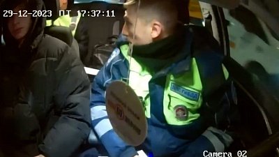 В Миассе инспекторы ГИБДД в канун Нового года помогли роженице добраться до больницы