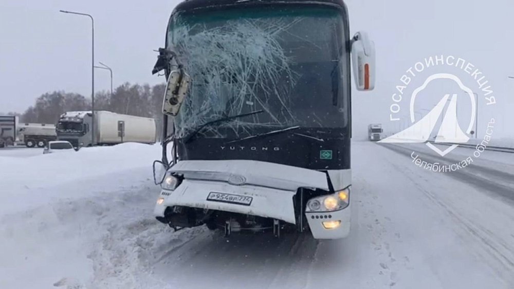 В Челябинской области автобус с пассажирами врезался в грузовик