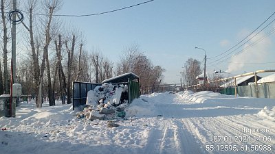 В Челябинске продолжают очищать контейнерные площадки от мусора