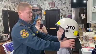 Спасатели из Копейска подарили подростку планшет в рамках акции «Снеговики-добряки»