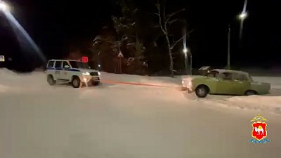 Полицейские Челябинской области помогают водителям, застрявшим в сугробах, добраться до дома