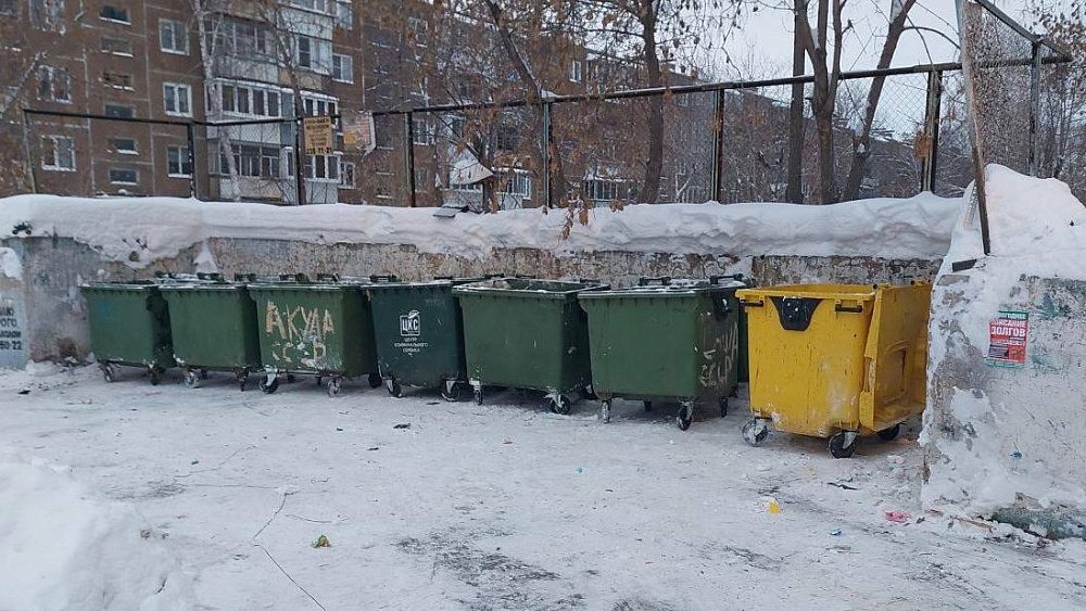 В Челябинске осталось около ста контейнерных площадок, заваленных мусором