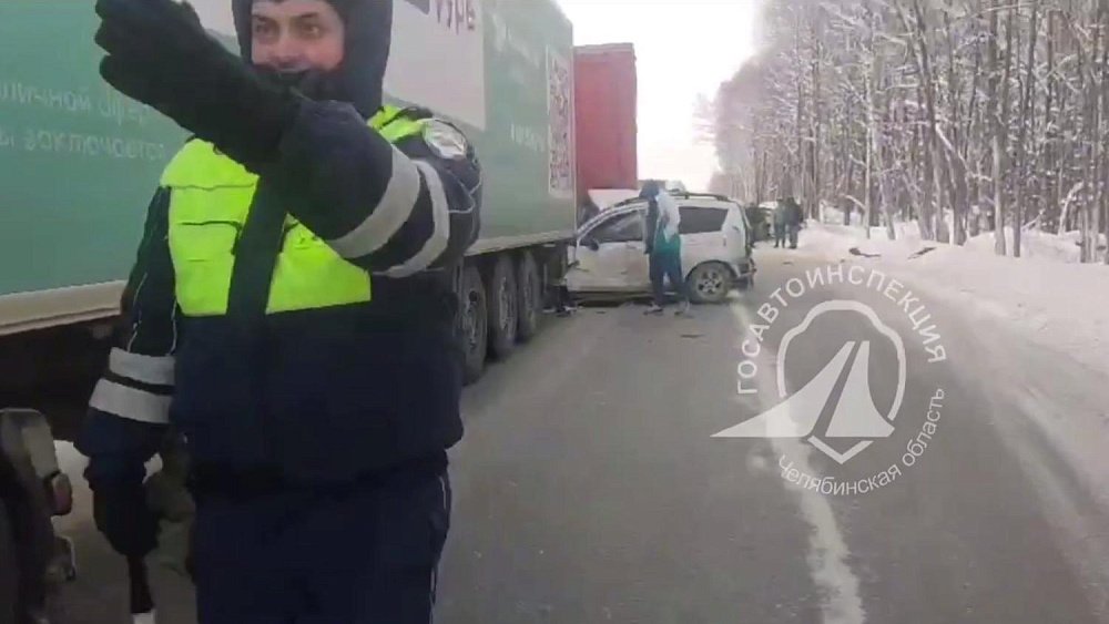 Несколько автомобилей и грузовик столкнулись на трассе в Челябинской области