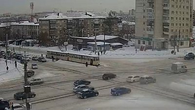В Челябинске сразу в нескольких направлениях ограничивали движение трамваев