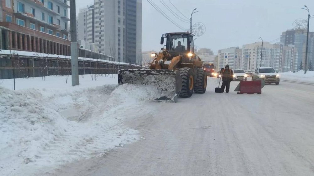В Челябинске на борьбу с заужением дорог из‑за снега вывели грейдеры