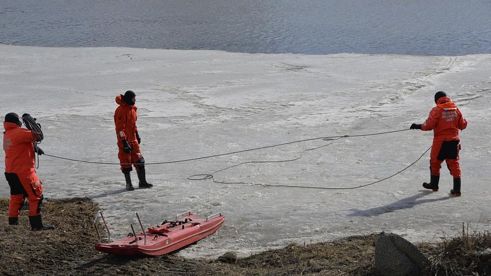 В Челябинске спасатели эвакуировали четверых подростков со льда реки Миасс