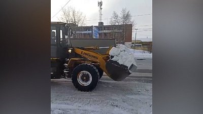 В районах Челябинской области продолжается уборка снега