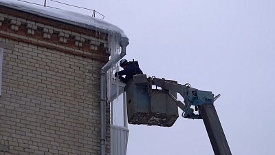 В Златоусте ведут работы по очистке снега и сосулек с крыш домов