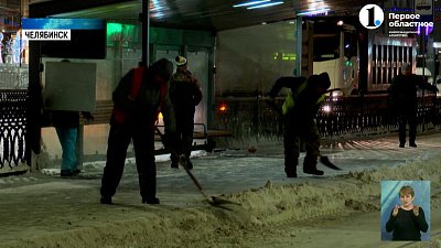 Дорожные службы Челябинска очищают от снега трамвайные пути