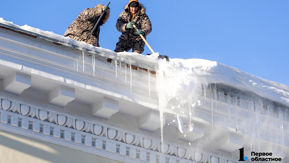Челябинские УК обещают расчистить крыши от снега и сосулек к концу недели