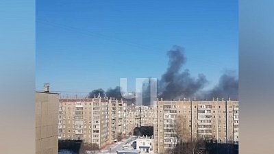 В Челябинске пожар охватил здание автомастерской
