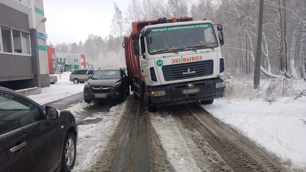 В Челябинске припаркованные машины заблокировали проезд к 90 площадкам для сбора ТКО