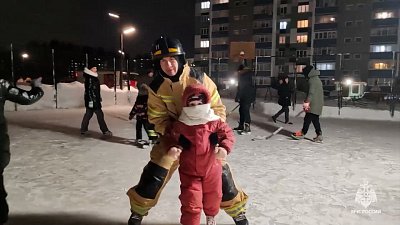 В Челябинске сотрудники МЧС покатались на катке вместе с детьми