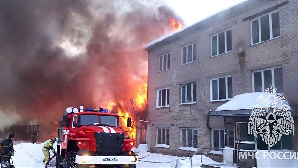 В Златоусте ликвидируют крупный пожар в деревообрабатывающем цехе