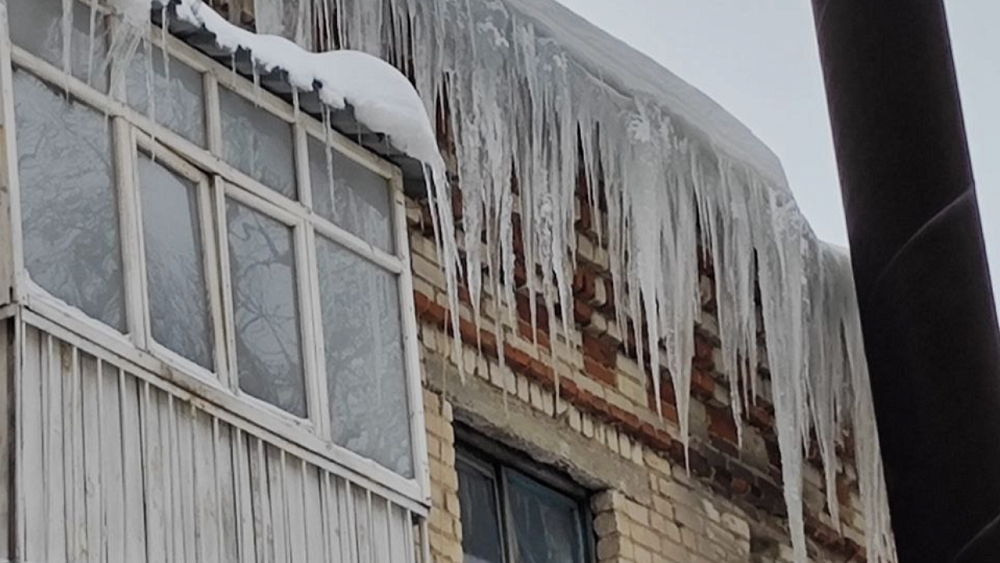 Управляющим компаниям Миасса и Златоуста указали на обросшие сосульками крыши