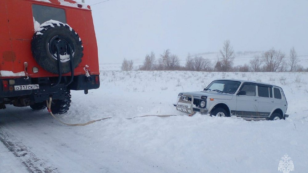 В Челябинской области 14 автомобилей вызволили из снежного плена