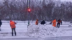 Почти 280 спецмашин вышли на уборку снега в Челябинске 14 января