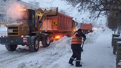 Почти 280 спецмашин вышли на уборку снега в Челябинске 14 января