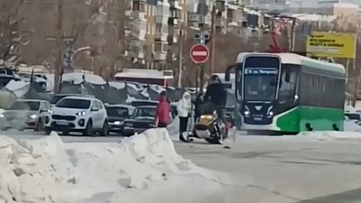 В Челябинске водитель снегохода проехал по трамвайным рельсам