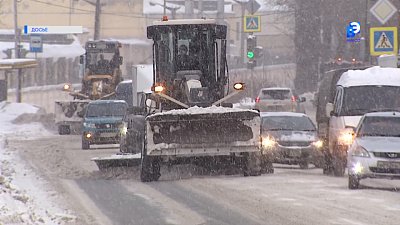 В Миассе идет уборка снега и мусора