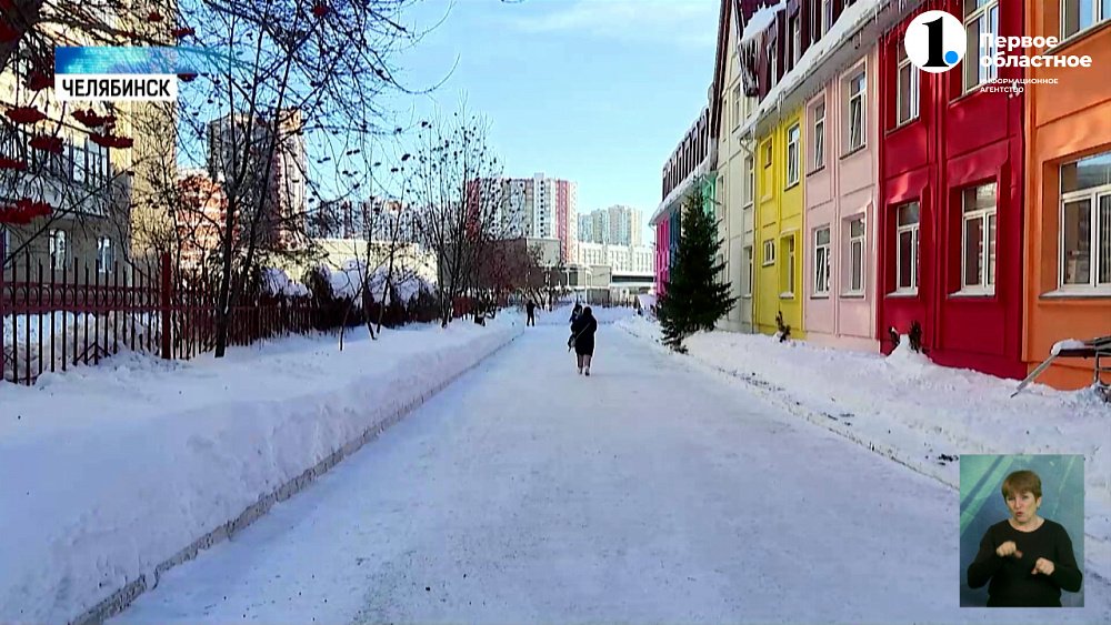 Детская поликлиника №8 помогает городу расчищать снежные барханы