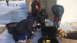 На льду озера Тургояк построили часовню из снега