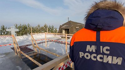 Сотрудники МЧС напомнили о правилах безопасности при купании в проруби на Крещение