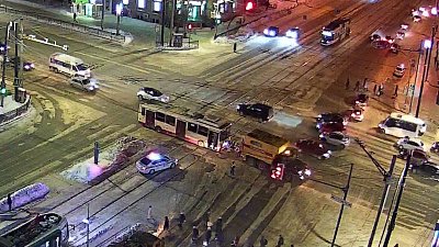 В центре Челябинска застрял троллейбус