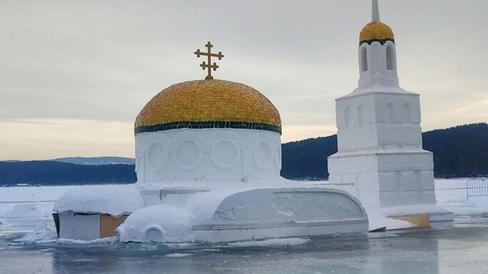 На Тургояке ушла под воду построенная на льду часовня из снега