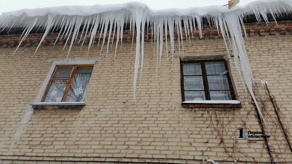 В Снежинске пятиклассник попал в больницу после падения сосульки