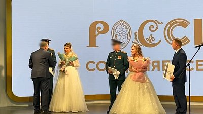 На праздновании юбилея Челябинской области прошло два бракосочетания