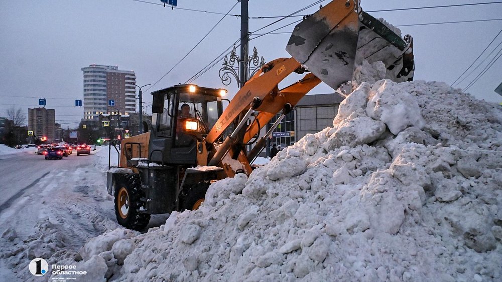 В городах Челябинской области продолжается очистка дорог от снега