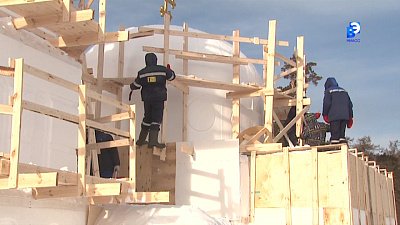 На льду Тургояка строят крещенский храм